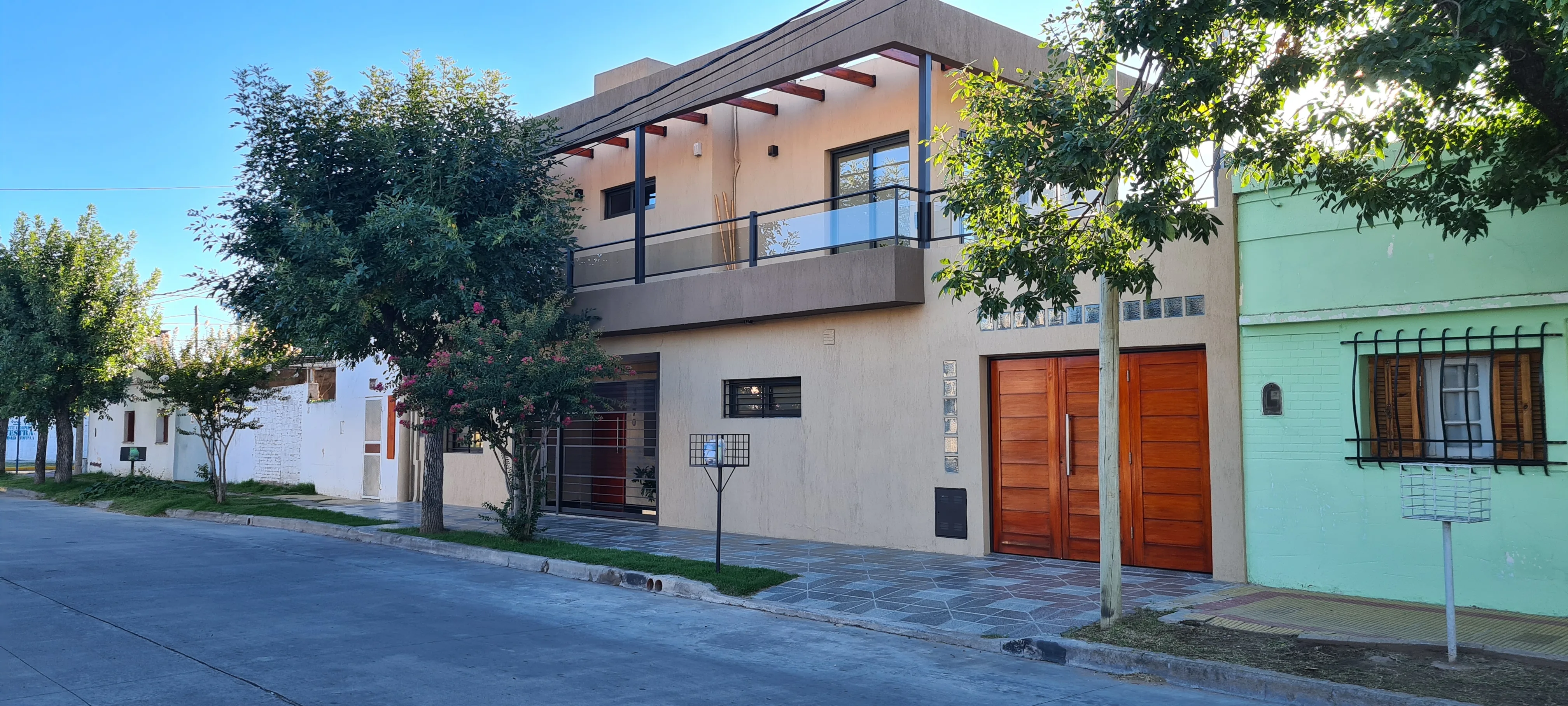 Fachada de la vivienda en sistema Cassaforma, de día