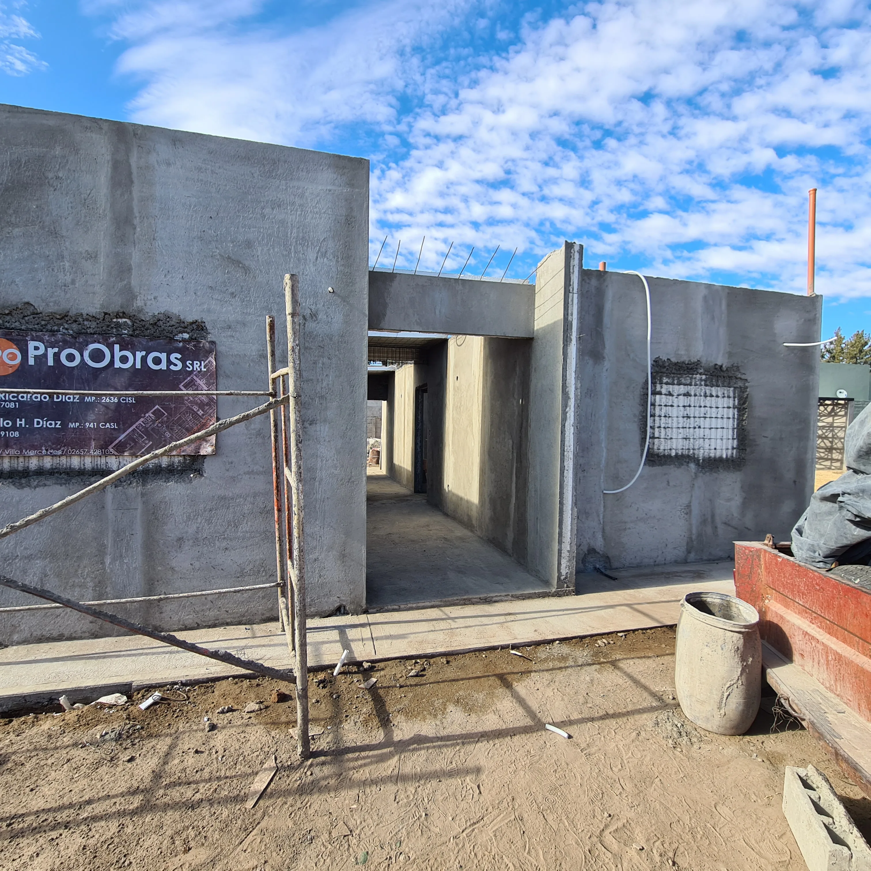 Pared con hormigón proyectado y cartel de Proobras en obra