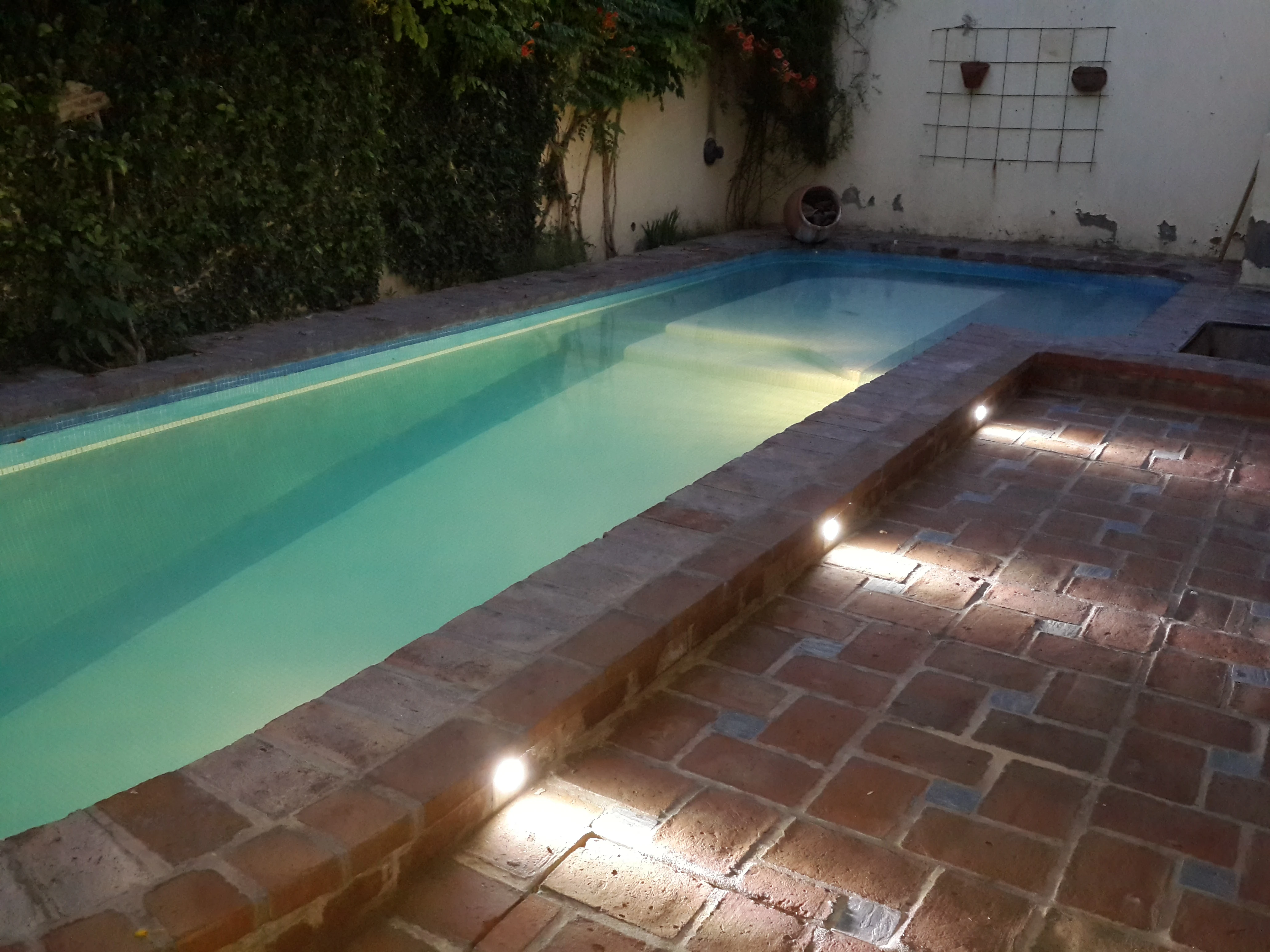 Pileta iluminada de noche