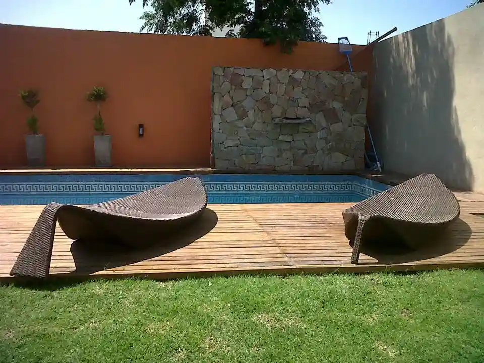 Patio con deck y pileta terminados
